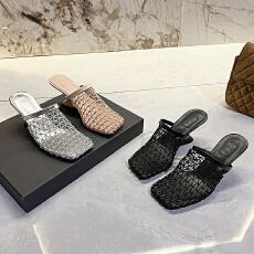 批发2026小众编织时髦镂空网面包头一字带沙滩坡跟半拖鞋女夏