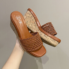 批发2026草编坡跟凉拖鞋女<b class='q'>夏</b>外穿松糕厚底一字拖鞋防水台高跟凉鞋