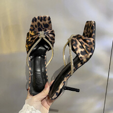 批发豹纹绸缎水钻一字带凉鞋女2026<b class='q'>夏</b>季新款蝴蝶结露趾外穿高跟凉拖鞋