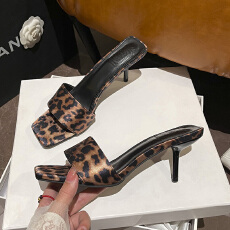 批发绸缎豹纹一字带凉鞋女2026新款辣妹性感露趾高跟鞋气质方头凉拖鞋