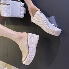 绝美坡跟凉拖鞋女外穿2026新款高级感松糕厚底一字拖高跟透明凉鞋