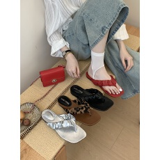 2026年夏季新款平底夹趾舒适人字拖韩版外穿沙滩凉拖鞋女