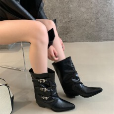 批发<b class='q'>韩版</b>设计尖头中筒靴女秋冬新款皮带扣粗跟骑士褶皱堆堆靴