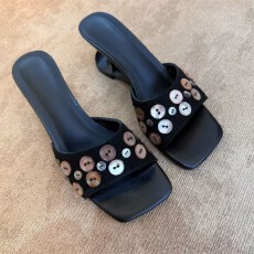 批发简约时尚设计师羊皮小众复古手工贝壳黑色方头爱心高跟凉鞋女