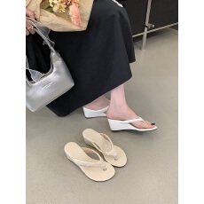 批发夹趾拖鞋女2026年新款人字坡跟海边度假清新外穿时尚凉拖鞋