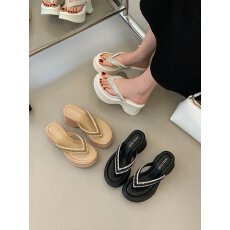 批发小个子增高2026新款厚底拖鞋女夏外穿坡跟水钻时尚夹脚拖鞋