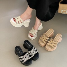 批发小个子增高2026新款厚底拖鞋女夏外穿坡跟珍珠水钻时尚百搭拖鞋