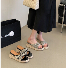 批发厚底增高7cm国风花色一字拖女外穿2026年新款小个子百搭草编凉鞋