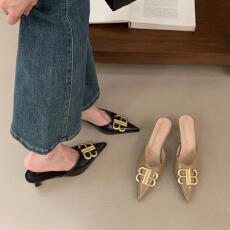 2026新款春季拖鞋中跟气质欧美风金属扣尖头高跟包头半拖鞋女细跟