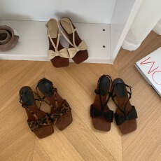 批发夏天配裙超好看凉鞋女性感豹纹小众罗马鞋仙女风一字带坡跟高跟鞋