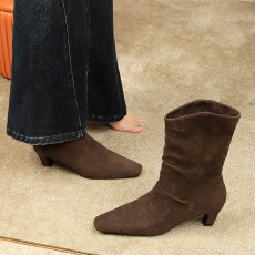 批发复古风方头西部牛仔靴女粗跟绒面褶皱堆堆靴时装中筒骑士靴