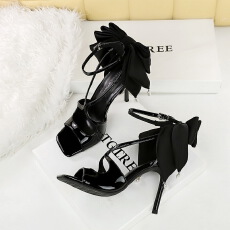 批发欧美风鱼嘴露趾蝴蝶结珍珠黑色细跟超高跟外穿凉鞋女