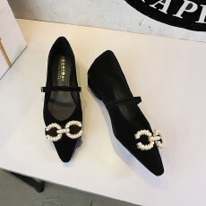 法式风时尚珍珠扣高级感西施绒一字式扣带尖头浅口单鞋女