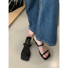 批发2026夏季新款法式缎面方头坡跟凉拖鞋女一字带波点豹纹配裙子外穿