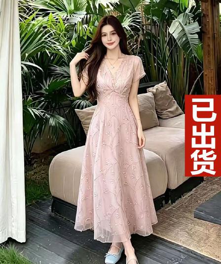 프랑스식 부드러운 바람 무거운 작업 핑크색 V넥 여성 드레스 2026 여름 새로운 지방 mm 달콤함 품격 길다 치마