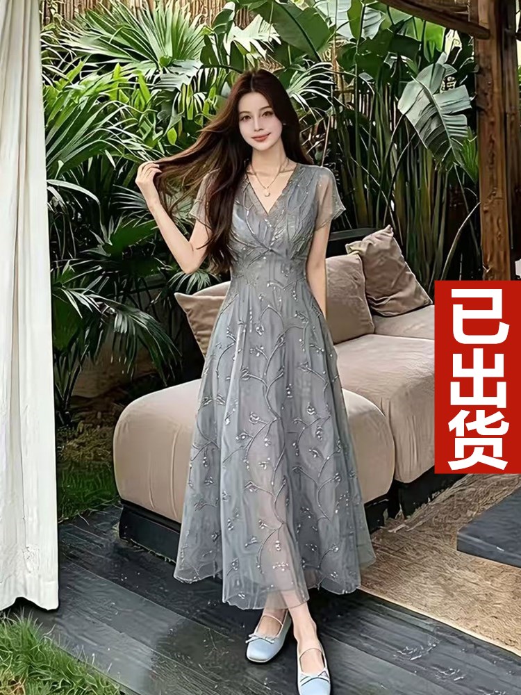 프랑스식 빛 럭셔리 비즈 박기 V넥 회색 여성 드레스 2026 여름 새로운 지방 mm 고유 한 품격 길다 치마