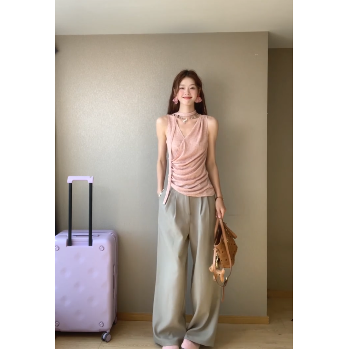 정가 재고 있음 작은 대중 비대칭 디자인 측면 허리 수신 Pleat 리본 슬립 니트 행침 목 맨위 와이드 레그 팬츠 세트