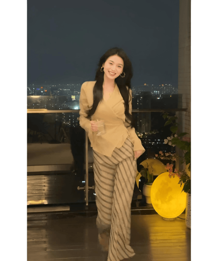 정가 재고 있음 부드러운 주름 십자가 V넥 맨위 세트 여성 가을 배색 스트라이프 반신 롱 스커트 투피스 세트