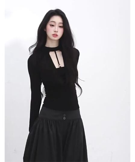정가 재고 있음 페이크 레이어드 긴팔 순수한 욕망 섹시함 티셔츠 여성 2026 새로운 가을 허리 수축 슬림해 보이는 검정색 맨위