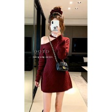 批发实价有货温柔风酒红色露肩长袖连衣裙秋冬气质收腰包臀短裙子