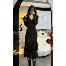 批发实价有货法式百搭V领<b class='q'>长袖</b><b class='q'>打底衫</b>内搭上衣气质豹纹半身裙套装女