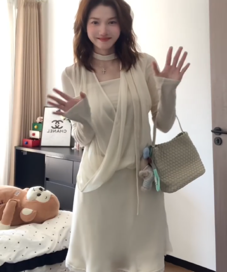 정가 재고 있음 한 부서 페이크 레이어드 패치워크 긴팔 맨위 여성 봄 가을 새로운 품격 하이웨이스트 반신 치마 세트