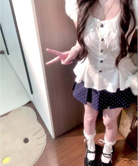 정가 재고 있음 한 부서 화이트 베이비 칼라 반팔 여성 셔츠 여름 디자인 센스 허리 수축 슬림해 보이는 다용도 맨위