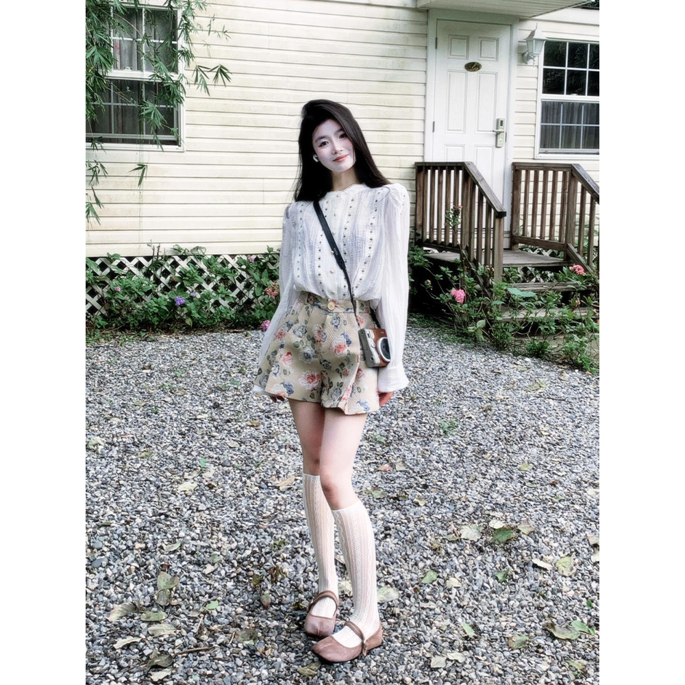 정가 한 부서 부드러운 바람 홀로우 아웃 자수 디자인 셔츠 여름 새로운 프린트 슬림해 보이는 반바지 세트