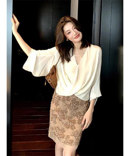 정가 프랑스식 분위기 센스 V넥 비틀림 셔츠 맨위 여성 하이웨이스트 슬림해 보이는 한 마디 반신 치마 세트