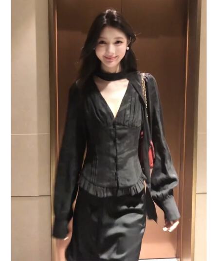 정가 프랑스식 로얄 자매 바람 리본 V넥 허리 수축 긴팔 여성 셔츠 디자인 레이스 반신 치마 세트