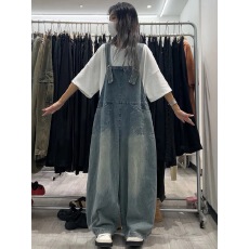 批发新款减龄直筒<b class='q'>牛仔</b><b class='q'>背带裤</b><b class='q'>女</b>垂感松弛高腰宽松阔腿<b class='q'>牛仔</b>裤