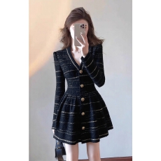 批发法式黑色盘扣针织连衣裙子女2025新款秋冬小个子收腰显瘦a字短裙
