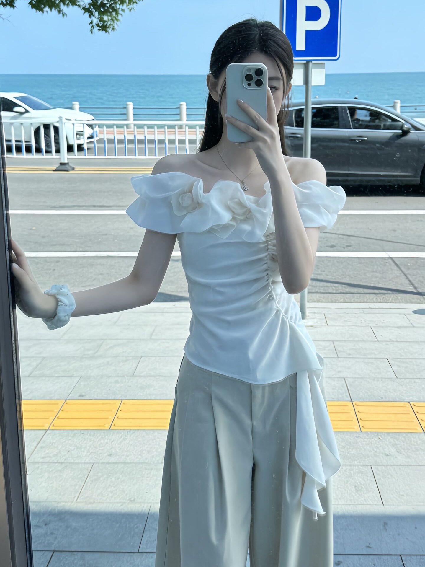 오프숄더 꽃 불규칙 맨위 여성 여름 외출용 디자인 센스 주름 몸매 가꾸기 슬림해 보이는 오프숄더 반팔 티셔츠