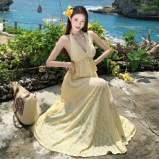 批发实拍三亚<b class='q'>泰国</b>多巴胺沙滩连衣裙度假风性感露背挂脖上衣半身裙套装