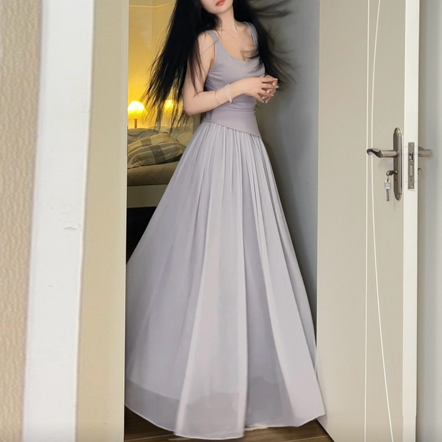 경관 그림 2026 여름 새로운 프랑스식 우아함 남자 웨이브 바람 패션 u 칼라 품격 허리 수축 드레스 조끼 슬립 드레스