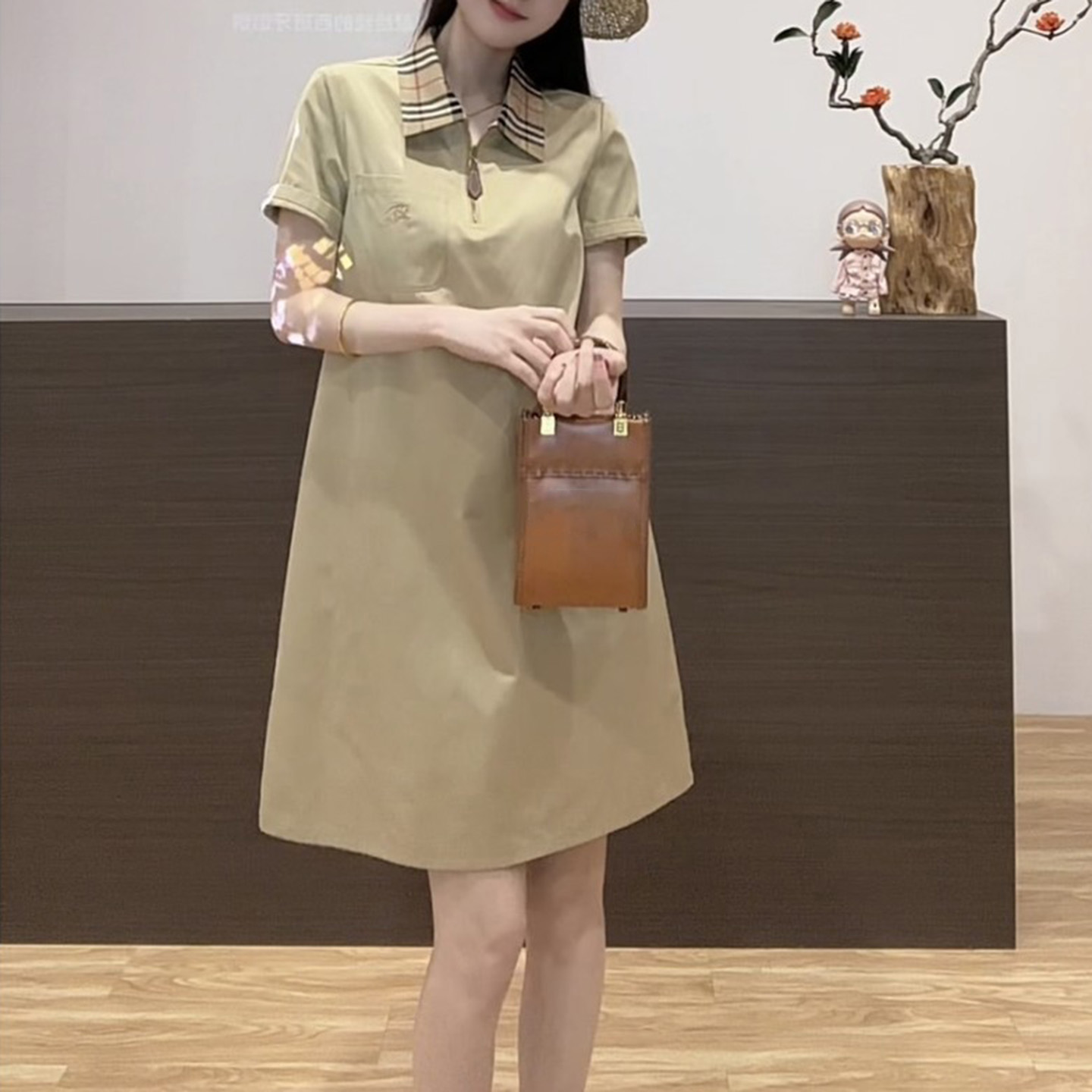 경관 그림 2026 여름 켜기 새로운 느긋한 세련된 폴로 칼라 스트라이프 그리드 중간 길이 외국 가스 여성 반팔 드레스