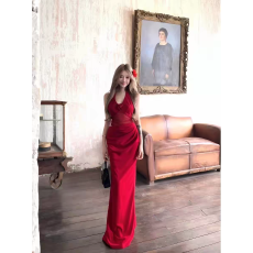 批发巨好看的夏天穿搭多巴胺海岛吊带<b class='q'>连衣裙</b>红色花朵<b class='q'>露背</b>挂脖女夏季