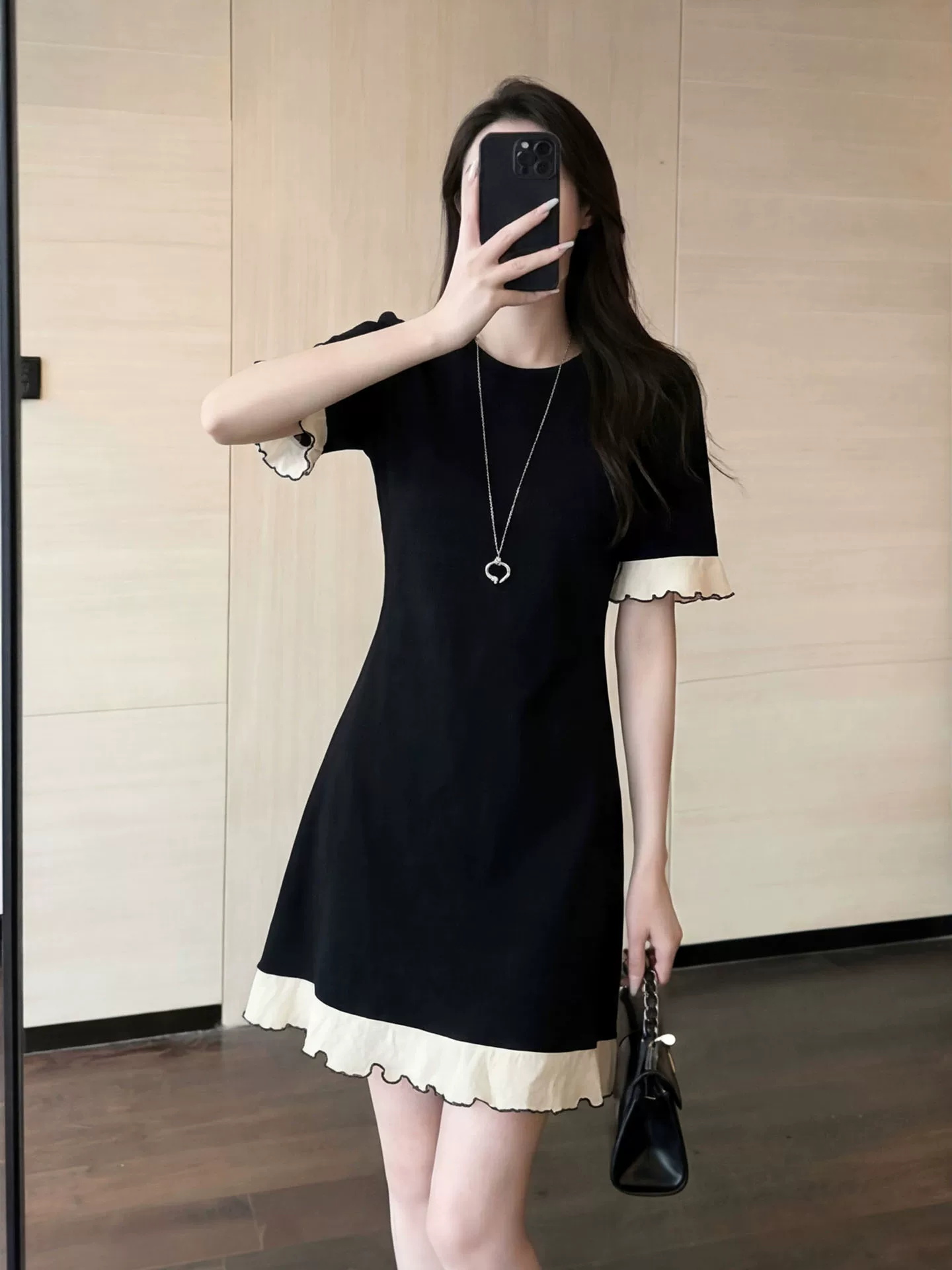 프랑스식 검정색 목이버섯 레이스 라운드 넥 티셔츠 드레스 2026 새로운 여름 캐주얼 루즈핏 패치워크 작은 검은 드레스