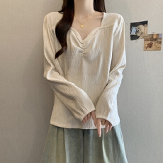 批发实拍秋装新款大码女装设计感衬衣褶皱V领丝绒上衣