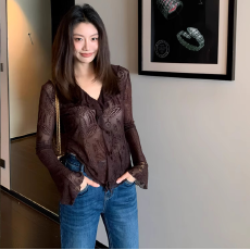 批发早春新款时尚通勤上衣优雅v领荷叶边扎染衬衫刺绣抽褶A字廓形小衫