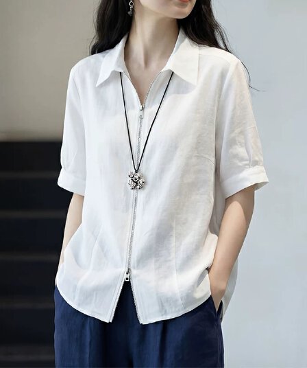여름 새로운 화이트 폴로 칼라 셔츠 여성용 짧은 소매 외국 가스 연령 감소 루즈핏 슬림해 보이는 디자인 센스 지퍼 맨위