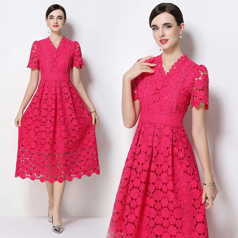 실사 오리지널 V넥 패션 슬림해 보이는 홀로우 아웃 물 용해 레이스 포지셔닝 중간 길이 드레스