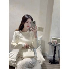 批发鱼兔子的兔子 小香风镂空设计针织上衣女2025秋冬新款<b class='q'>毛衣</b>打底衫