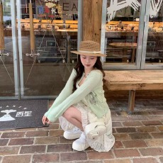 批发COTRE早春氧气感穿搭春野果绿 透感印花毛织<b class='q'>开衫</b>