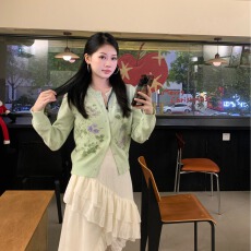 批发COTRE早春氧气感穿搭春野果绿 透感印花毛织<b class='q'>开衫</b>
