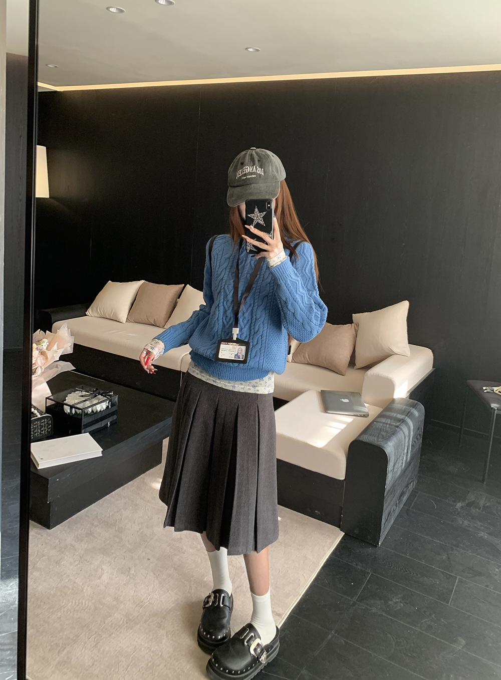 실사 정가 한 부서 파란색 꽈배기 라운드 넥 풀오버 반하이넥 꽃무늬 인사이드 가져 가라. 기본 셔츠