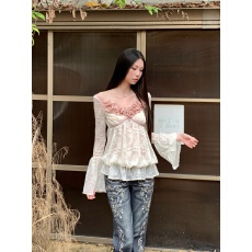 批发木耳边方领<b class='q'>蕾丝</b>上衣女透视喇叭袖娃娃衫纯欲长袖罩衫