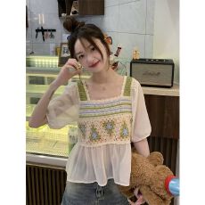 批发<b class='q'>韩版</b>短袖针织衫女夏季2026新款独特别致设计感钩花镂空方领上衣服