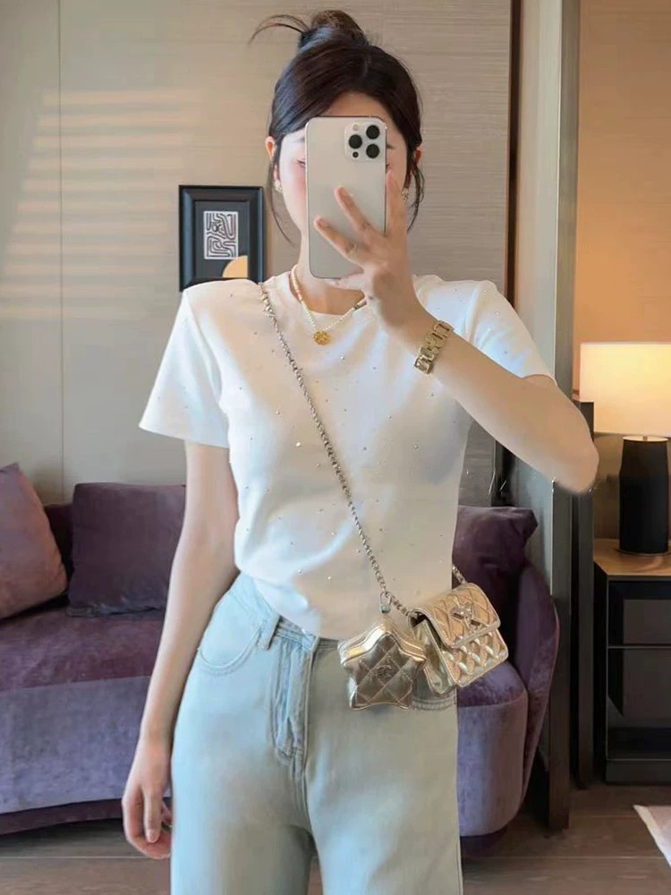 디자인 센스 핫픽스 화이트 긍정적 인 어깨 반팔 티셔츠 여성 여름 2026 새로운 외국 가스 다용도 몸매 가꾸기 쇼트 스타일 맨위