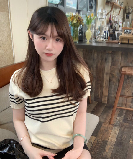 여름 새로운 자수 스트라이프 한국 스타일 레트로 패션 다용도 작은 대중 품격 몸매 가꾸기 슬림해 보이는 니트 스웨터 맨위 여성